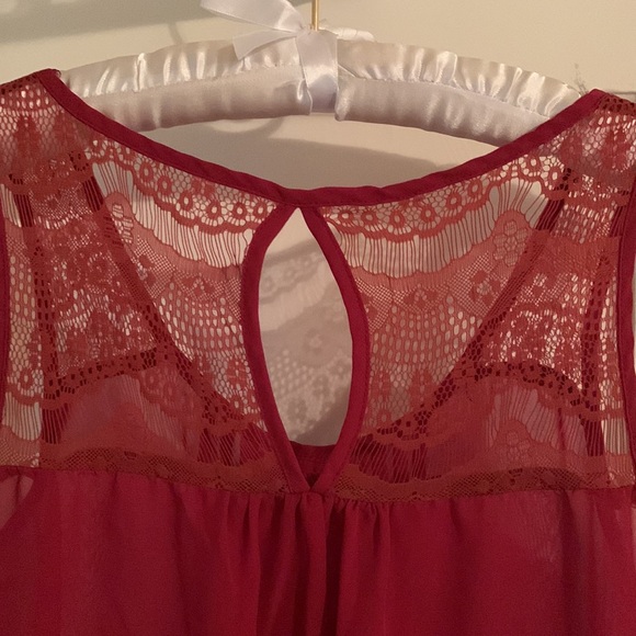 Super cute Chocolate top: faux button front, Lacy shoulders & back, great length - Picture 5 of 9